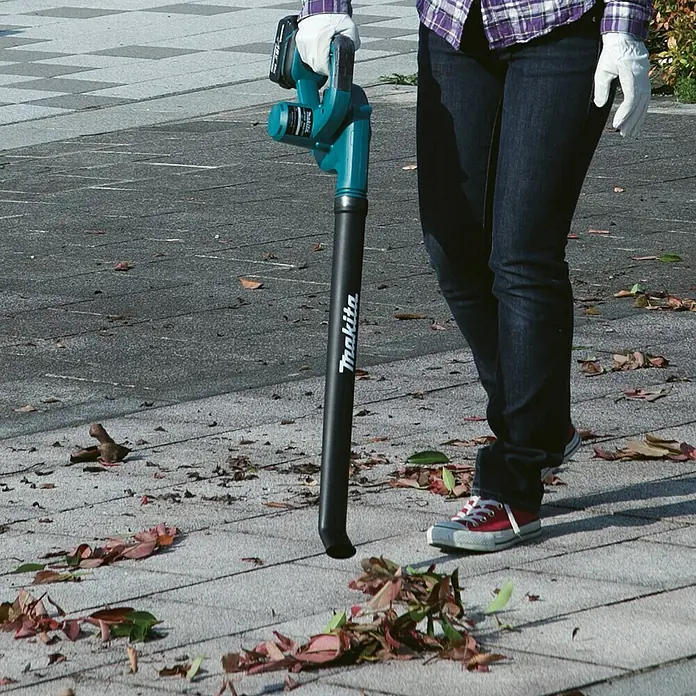 Makita Akku-Laubbläser DUB183Z - 18 V, Li-Ionen, Ohne Akku - Anwendungsbeispiel