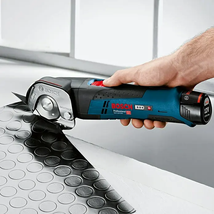 Bosch Professional Akku-Universalschere GUS 12V-300 - 12 V, Li-Ionen, Ohne Akku, Geeignet für: Materialien bis 11 mm Stärke - Anwendungsbeispiel
