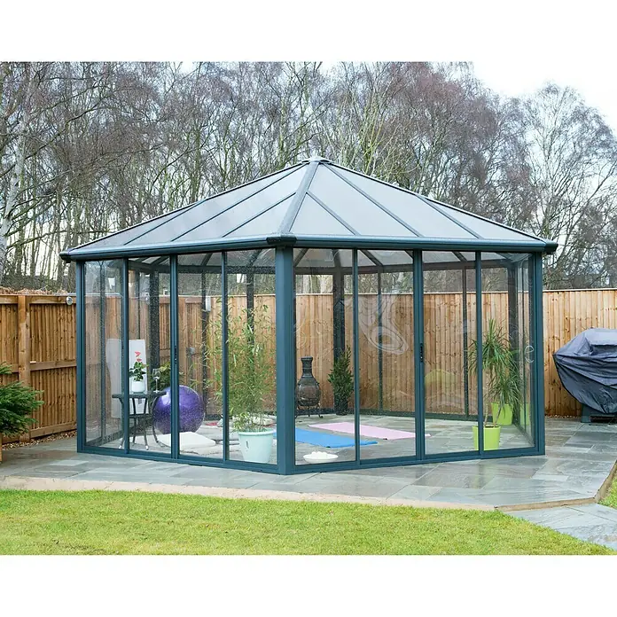 Palram – Canopia Gartenpavillon Garda - 5,95 x 5,17 m, Dachstärke: 16 mm - Stimmungsaufnahme