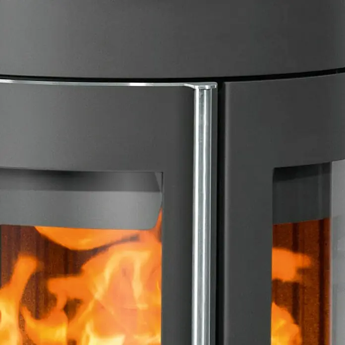 Justus Kaminofen Mino Trios 2.0 - 5 kW, Raumheizvermögen: 88 m³, Material Abdeckung: Keramik, Schwarz/Bordeaux - Detailaufnahme