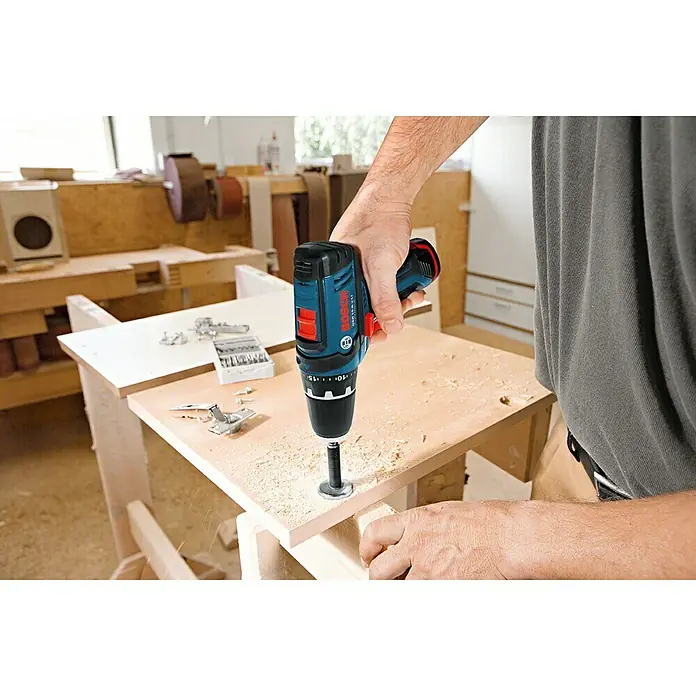 Bosch Professional Akku-Bohrschrauber GSR 12V-15 - 12 V, 2 Akkus, 2 Ah, Leerlaufdrehzahl: 0 U/min - 1.300 U/min - Anwendungsbeispiel