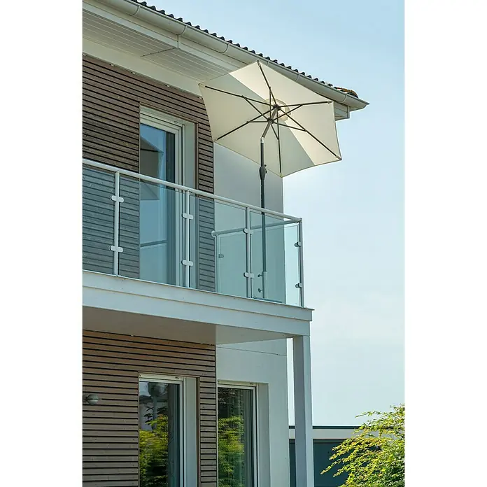 Derby Basic Lift Sonnenschirm Neo - Natur, Durchmesser: 180 cm - Blick auf einen modernen Balkon mit Glasgeländer und einem rechteckigen, weißen Sonnenschirm, der Schatten spendet.