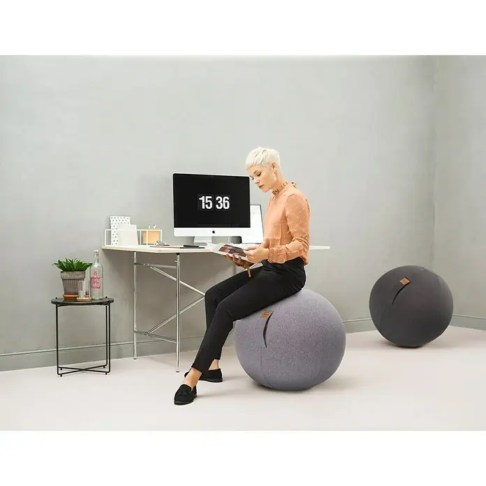 Sitting Ball Gymnastikball Felt - Grau, Durchmesser: 65 cm, Material Bezug: 100 % Polyester - Stimmungsaufnahme