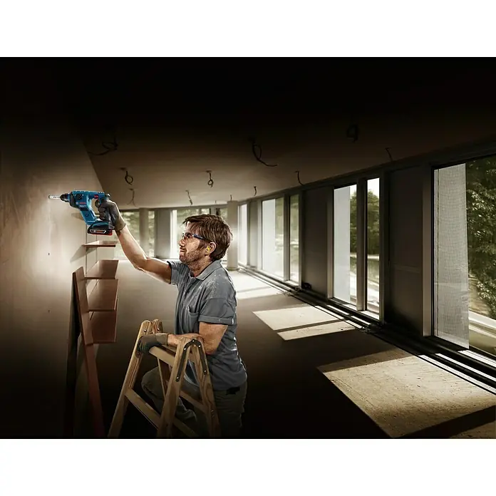 Bosch Professional Akku-Bohrhammer GBH 18 V-LI Compact - 18 V, Li-Ionen, Ohne Akku, Einzelschlagstärke: 1 J, Leerlaufdrehzahl: 0 U/min - 1.050 U/min - Anwendungsbeispiel