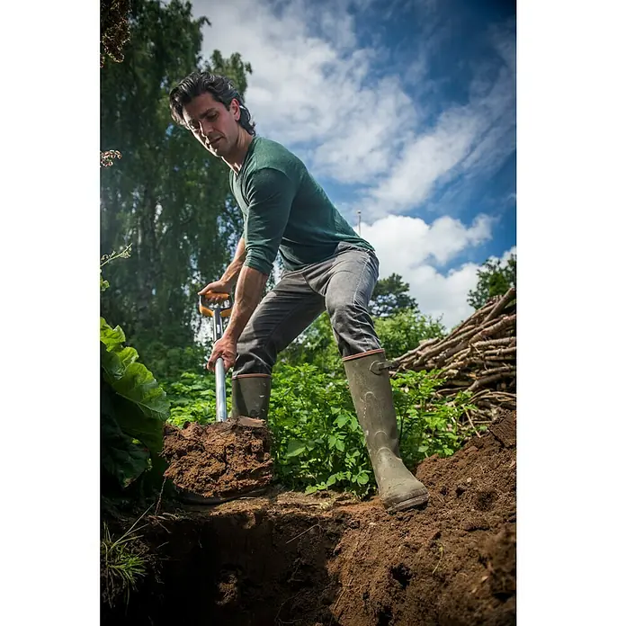 Fiskars Xact Gärtnerspaten L - Arbeitsbreite: 19 cm, Rund, Langstiel - Anwendungsbeispiel