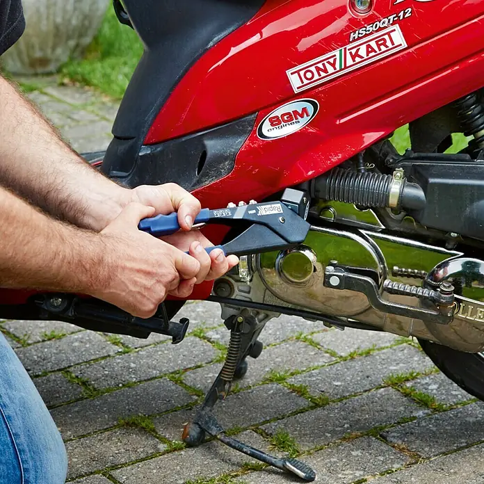 Rapid Remache ciego para automóvil - Longitud de remache: 12 mm, Diámetro de remache: 4 mm, 50 ud. - Producto en uso
