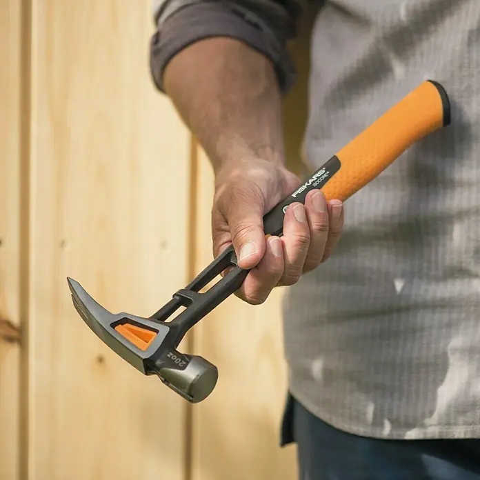 Fiskars Universalhammer L - Gewicht Kopf: 570 g, Länge: 340 mm - Anwendungsbeispiel