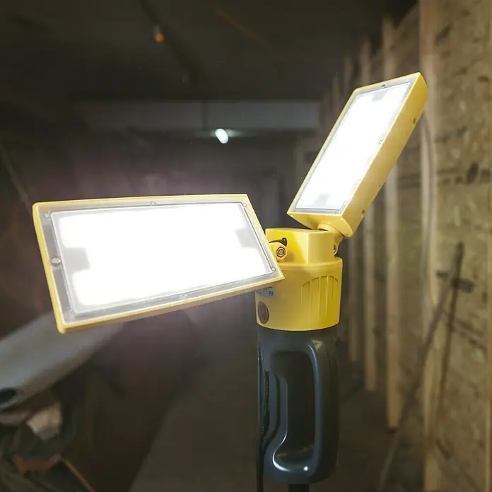 Lutec Proyector LED portátil Peri - 35 W, IP54, L x An x Al: 11,7 x 11,7 x 10 cm