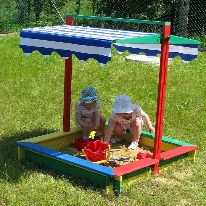 Dobar Sandkasten - 120 x 120 x 120 cm, Holz, Höhenverstellbares Dach - Stimmungsaufnahme