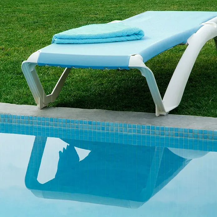 Tumbona Acqua - Azul, Respaldo ajustable en 4 posiciones - Foto ambiente