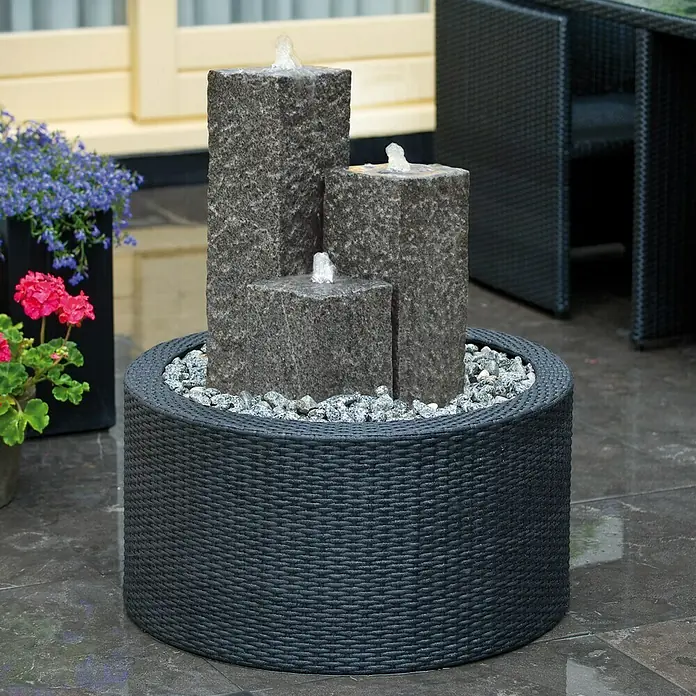 Ubbink AcquaArte Hochteich-Verkleidung Decowall Wicker I - Ø x H: 72,5 x 38,5 cm, Polyrattan, Schwarz - Stimmungsaufnahme