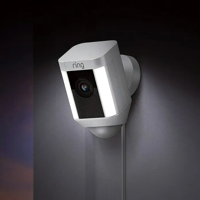 Ring Überwachungskamera Spotlight Cam Wired - Weiß, Netzanschluss, 2 Wege Kommunikation, IP64 - Stimmungsaufnahme