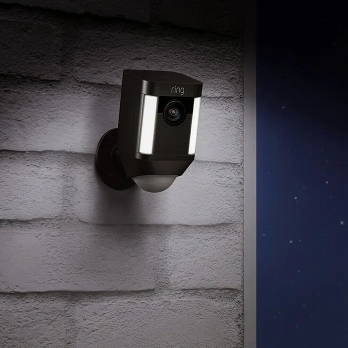Ring Überwachungskamera Spotlight Cam Battery - Schwarz, Akku, 2 Wege Kommunikation, IP64 - Stimmungsaufnahme