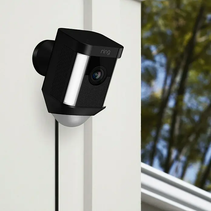 Ring Überwachungskamera Spotlight Cam Wired - Schwarz, Netzanschluss, 2 Wege Kommunikation, IP64 - Stimmungsaufnahme