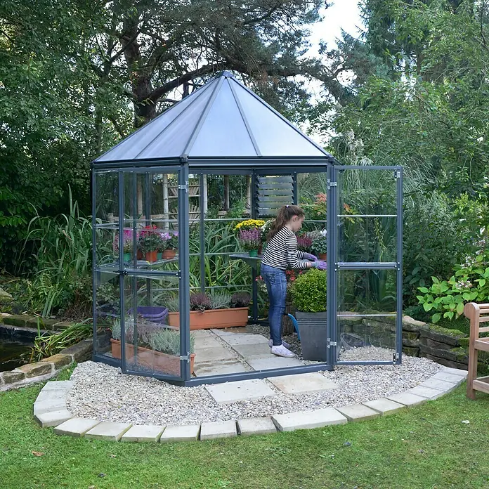 Palram – Canopia Gewächshaus Oasis - 2,47 x 2,13 x 2,66 m, Glasstärke: 6 mm, Polycarbonat - Stimmungsaufnahme