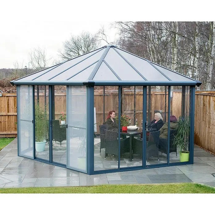 Palram – Canopia Gartenpavillon Garda - 5,95 x 5,17 m, Dachstärke: 16 mm - Stimmungsaufnahme
