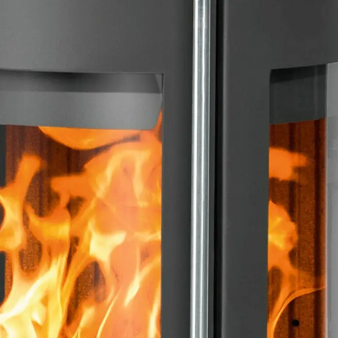 Justus Kaminofen Mino Trios 2.0 - 5 kW, Raumheizvermögen: 88 m³, Material Abdeckung: Keramik, Schwarz/Bordeaux - Detailaufnahme