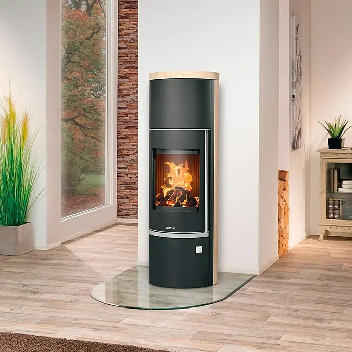 Justus Kaminofen Faro W+ 2.0 - 7 kW, Raumheizvermögen: 144 m³, Verkleidung: Sandstein, Schwarz - Stimmungsaufnahme