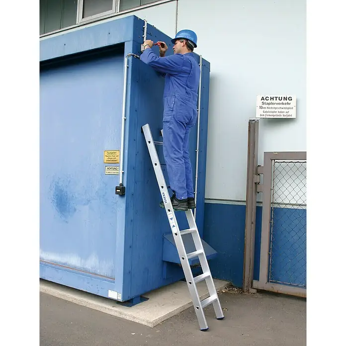 Krause Stabilo Stufen-Anlegeleiter + S - Arbeitshöhe: 3,15 m, Anzahl Tritte: 8 Stufen, Tiefe Stufen: 80 mm, Aluminium - Anwendungsbeispiel