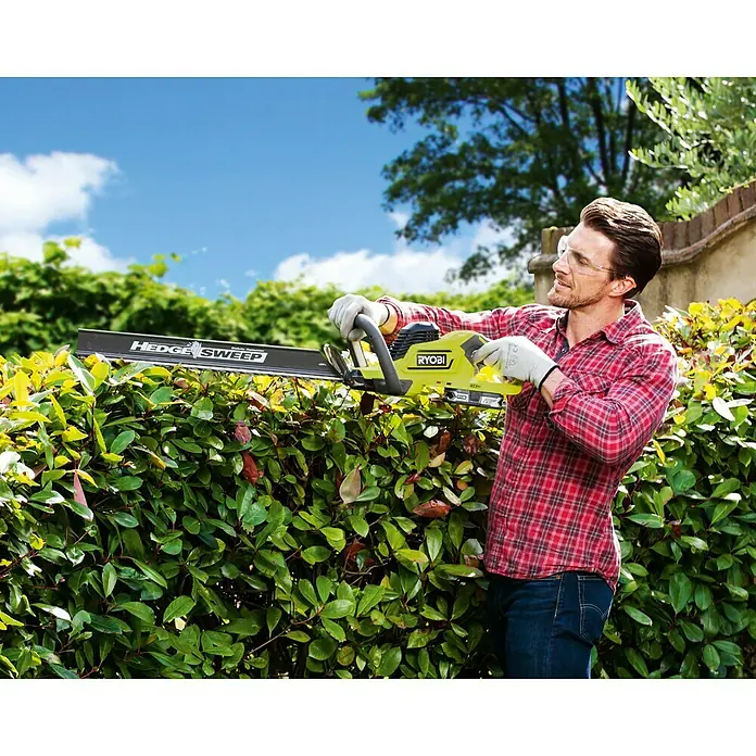 Ryobi ONE+ Hybrid-Heckenschneider RHT1850H25HS - 18 V, Li-Ionen, 2,5 Ah, 1 Akku - Anwendungsbeispiel