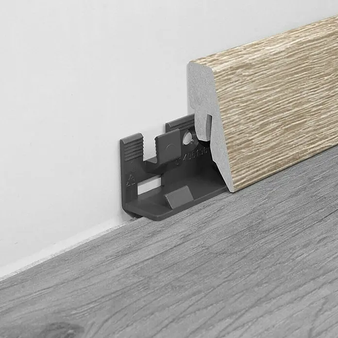 LOGOCLIC Sockelleiste K40 C Light Oak - 2,6 m x 19 mm x 40 mm, Gerade - Detailaufnahme