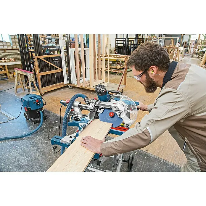 Bosch Professional Paneelsäge GCM 350-254 - 1.800 W, 3.700 U/min - 5.000 U/min, Durchmesser Sägeblatt: 254 mm - Anwendungsbeispiel