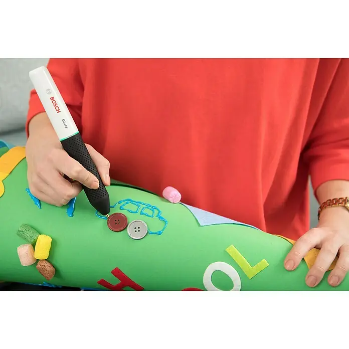 Bosch Pistola termoencoladora con batería Gluey - Color: Malvavisco - Producto en uso