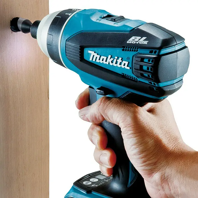 Makita Akku-Quadroschrauber DTP141RMJ - 18 V, 2 Akkus, 4 Ah, 0 U/min - 2.700 U/min, Max. Schlagzahl: 3.200/min - Anwendungsbeispiel