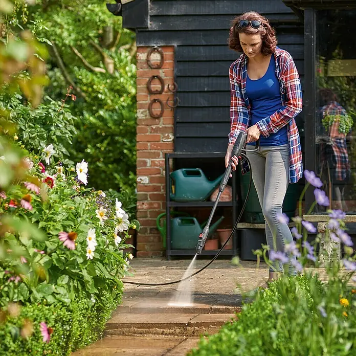 Bosch Visokotlačni čistač UniversalAquatak 130 - 1.700 W, Maksimalni tlak: 130 bar, Radni protok: Maks. 380 l/h - Proizvod u upotrebi