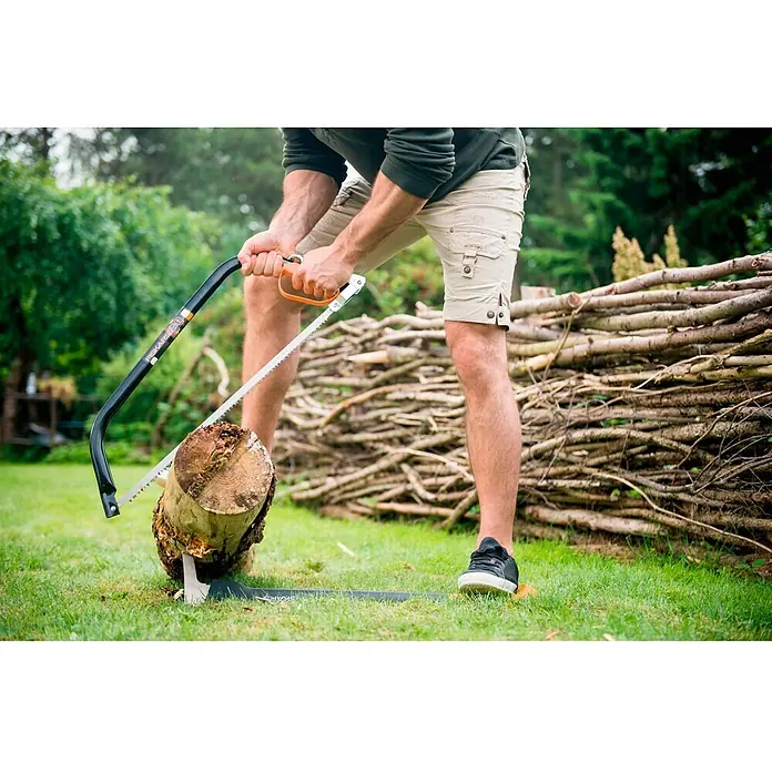 Fiskars Lučna pila - Duljina lista pile: 70 cm - Proizvod u upotrebi