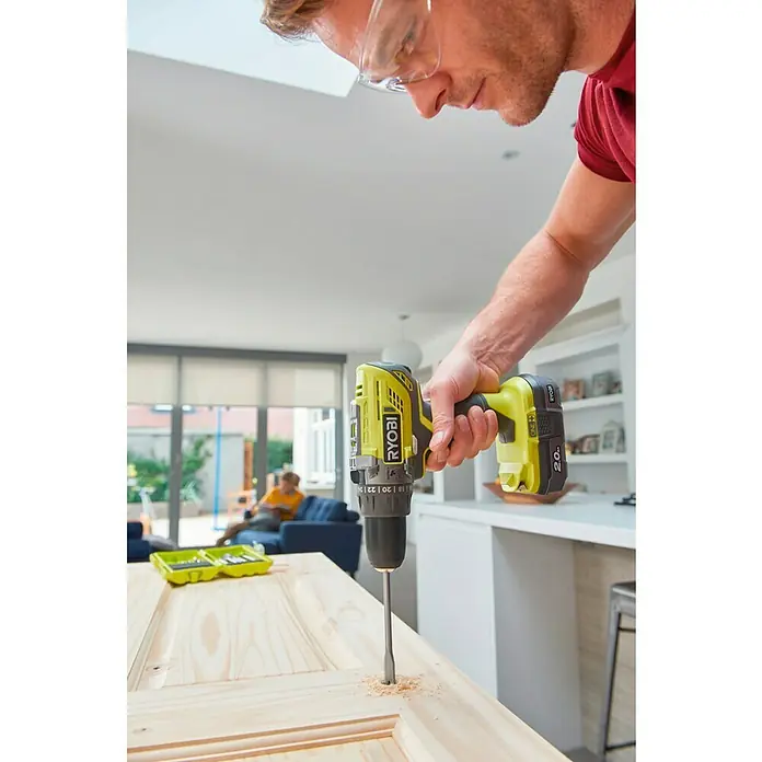 Ryobi ONE+ Taladro atornillador percutor de batería R18PD3-220S - 18 V, 2 Ah, 2 baterías, 500 r.p.m. - 1.800 r.p.m.