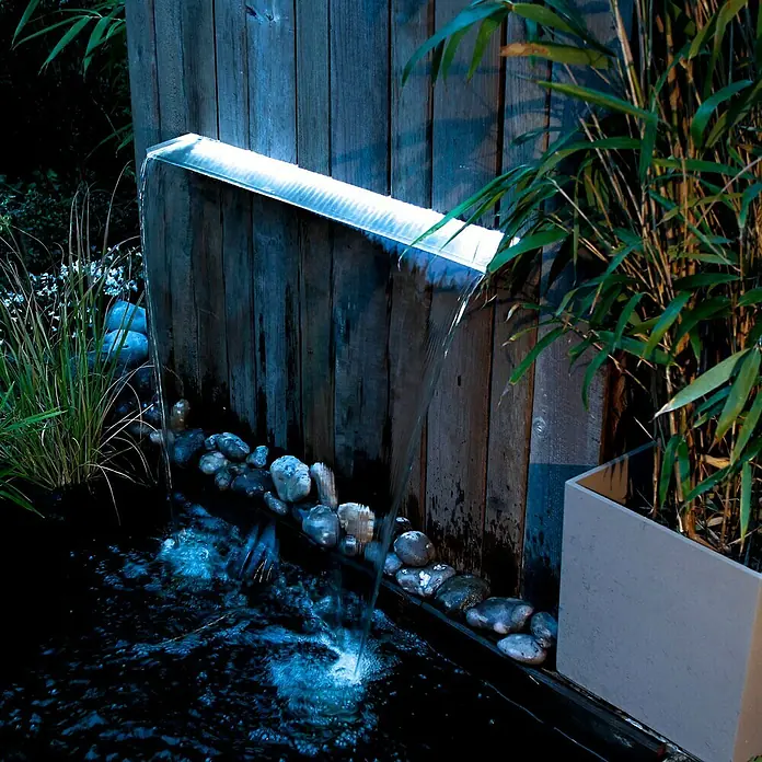 Ubbink Einbau-Wasserfall Niagara LED 90 Wall - 20 x 90 x 10 cm, Edelstahl, Leuchtmittel: LED - Stimmungsaufnahme