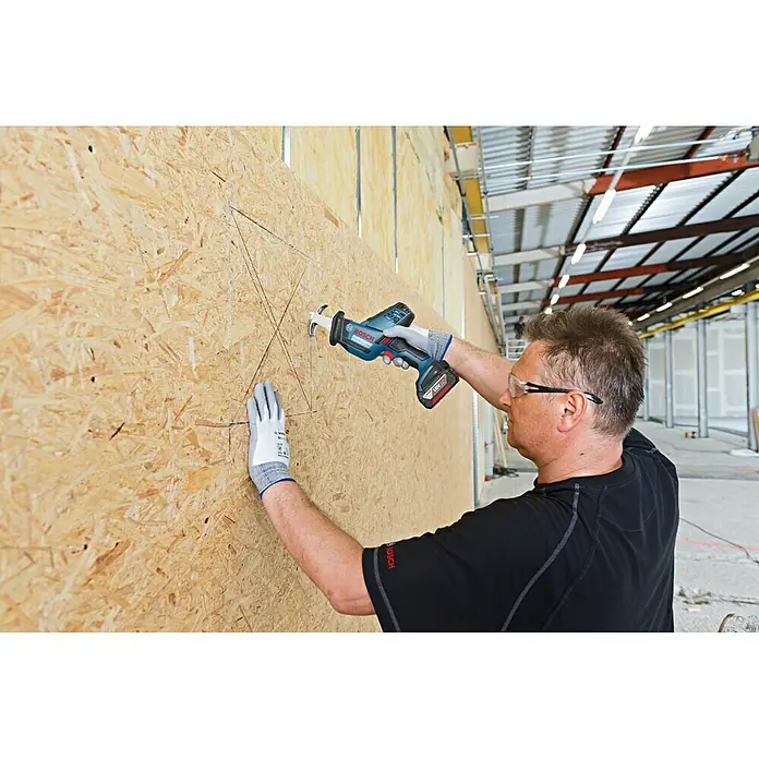 Bosch Professional Akku-Säbelsäge GSA 18 V-LI C L-Boxx - 18 V, Ohne Akku, Leerlaufhubzahl: 0 - 3.050 U/min - Anwendungsbeispiel