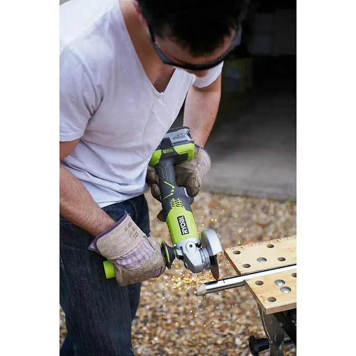 Ryobi ONE+ Akku-Winkelschleifer R18AG-0 - 18 V, Li-Ionen, Ohne Akku, Durchmesser Scheibe: 115 mm, 7.500 U/min - Anwendungsbeispiel