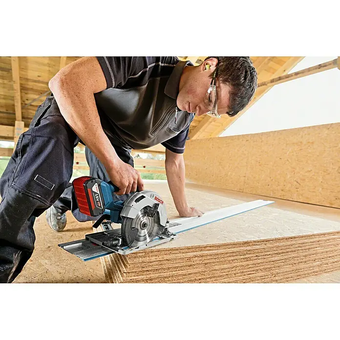 Bosch Professional Akku-Handkreissäge GKS 18V-57 G L-Boxx - 18 V, 2 Akkus, 4 Ah, Leerlaufdrehzahl: 3.400 U/min - Anwendungsbeispiel