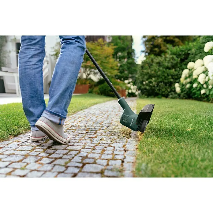 Bosch 18 V Power for All Accu Grastrimmer EasyGrassCut 18-26 - 18 V, 2,5 Ah, Li-ion, 1 accu, Snijbreedte: 26 cm - Toepassingsvoorbeeld