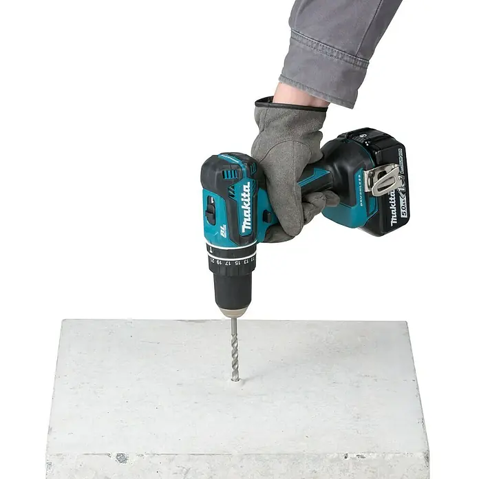 Makita Akku-Bohrschrauber DHP485RTJ - 18 V, 2 Akkus, 5 Ah, Leerlaufdrehzahl: 0 U/min - 1.900 U/min - Anwendungsbeispiel