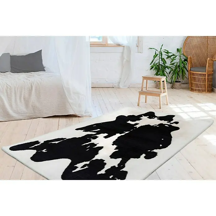 Kayoom Hochflorteppich Kuh - Weiß/Schwarz, 160 x 120 cm, 100 % Polyester - Stimmungsaufnahme