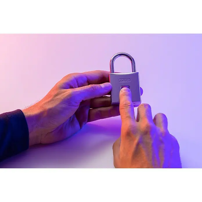 Abus Vorhängeschloss Touch 56/50 - Bügelstärke: 7 mm, Fingersensor, Material Bügel: Gehärteter Spezialstahl - Anwendungsbeispiel
