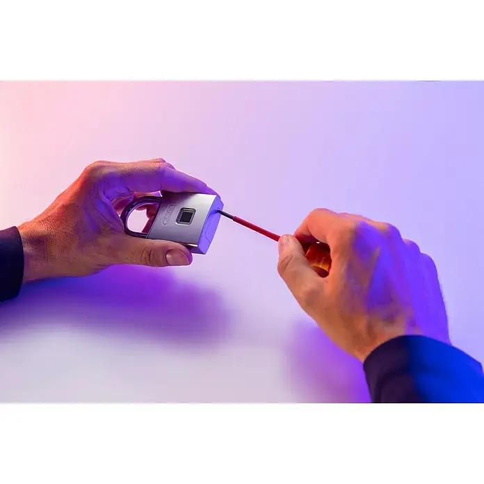 Abus Vorhängeschloss Touch 56/50 - Bügelstärke: 7 mm, Fingersensor, Material Bügel: Gehärteter Spezialstahl - Anwendungsbeispiel