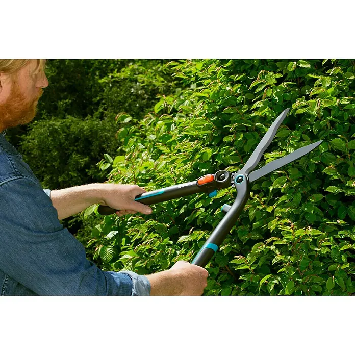 Gardena EnergyCut Ručne škare za živicu - Duljina oštrice: 23 cm - Proizvod u upotrebi