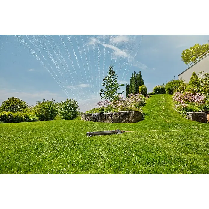 Gardena Kvadratni raspršivač vode Aquazoom L - Maksimalna površina raspršivača: 28 – 350 m² - Proizvod u upotrebi