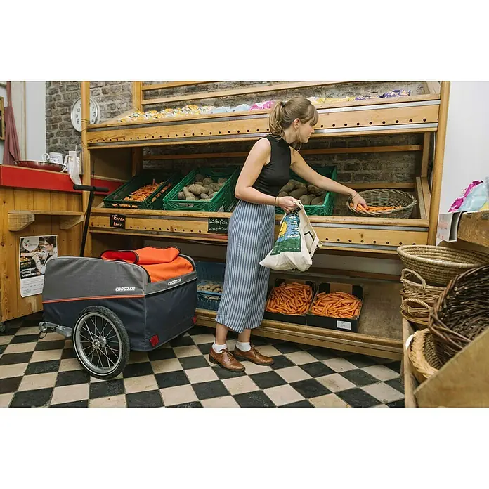 Croozer Fahrradanhänger Cargo Pakko - Traglast: 45 kg, Farbe: Campfire red - Stimmungsaufnahme