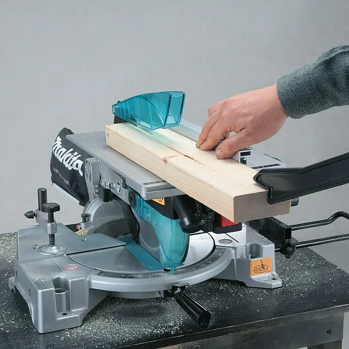 Makita Sierra ingletadora LH1040F - 1.650 W, Diámetro hoja de sierra: 260 mm, Número de revoluciones de marcha en vacío: 4.800 r.p.m.