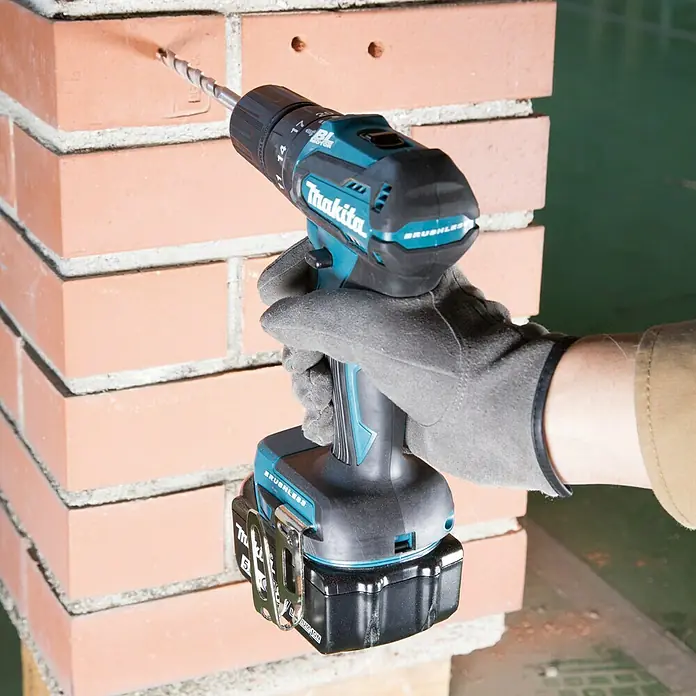 Makita Taladro percutor de batería DHP483RFE - 18 V, 2 baterías, 3 Ah, Número de revoluciones de marcha en vacío: 0 r.p.m. - 1.700 r.p.m.