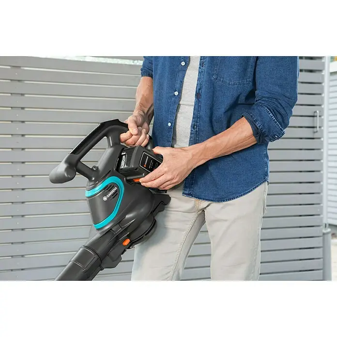 Gardena Accubladblazer PowerJet 40-Li - 40 V, 4,2 Ah, 1 accu, Li-ion - Toepassingsvoorbeeld