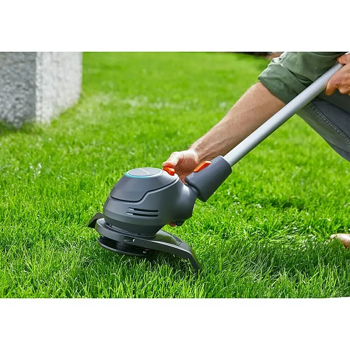 Gardena Akumulatorski trimer ComfortCut Li-18/23 - 18 V, Litij-ionska, 1 baterija, Širina reza: 23 cm - Proizvod u upotrebi
