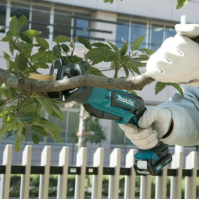 Makita Sierra de sable de batería JR103DSAE - 12 V, Iones de litio, 2 Ah, 2 baterías, Número de carreras marcha en vacío: 0 - 3.300 carreras/min