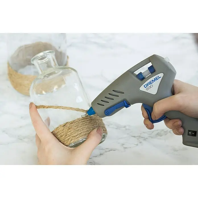 Dremel Pištolj za vruće ljepljenje 930-18 Hobby - Promjer uloška za ljepilo: 7 mm, Vrijeme zagrijavanja: 5 min - Proizvod u upotrebi