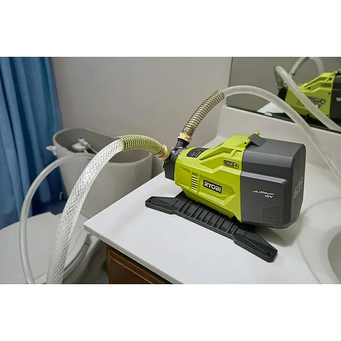 Ryobi ONE+ Akumulatorska prijenosna pumpa R18TP-0 - 18 V, Bez akumulatora, Radni protok: Maks. 1.500 l/h - Proizvod u upotrebi